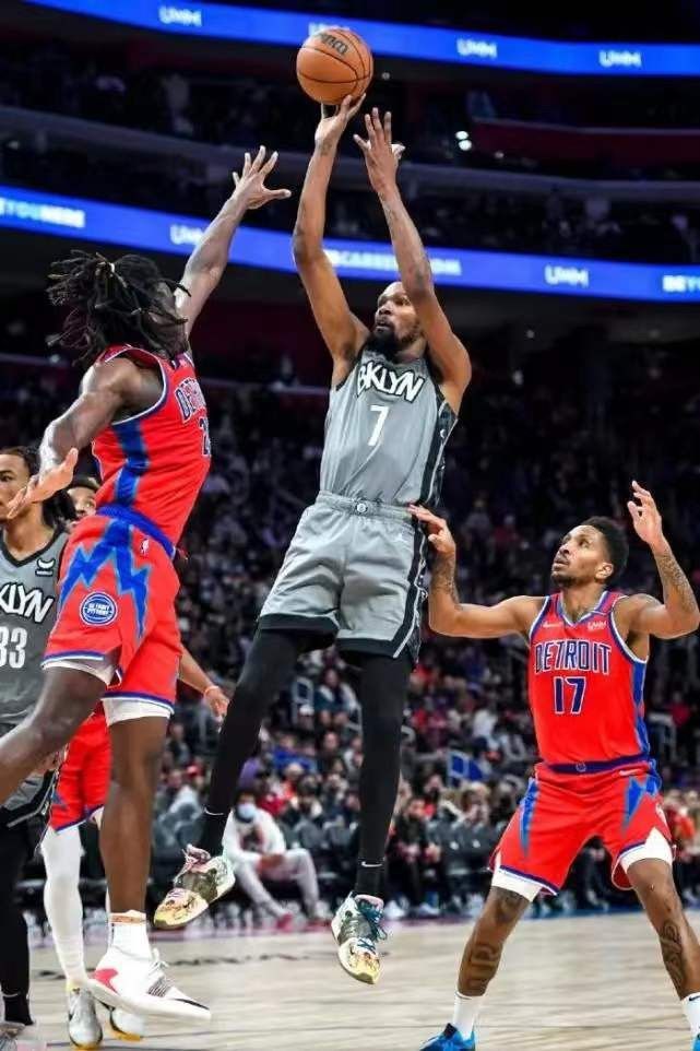 隆戈写道：莱奥检查过后，一切正常已经伤愈，进入康复阶段。